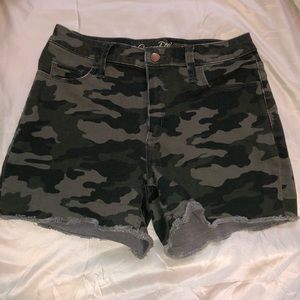 CAMO HIGH RISE SHORTS SIZE 4/27